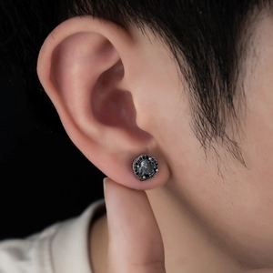 Magnetischer Ohrclip mit schwarzem Zirkonia im Retro-Stil für einen trendigen Look