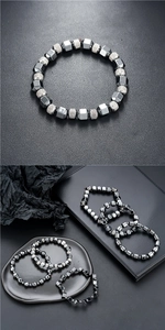 Détail de bracelets en hématite avec perles cubiques et perles en métal argenté texturé