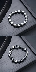 Gros plan détaillé de bracelets en hématite gris foncé avec perles carrées et rondes