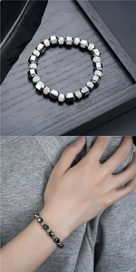 Détail de perles hexagonales en métal et de perles en acier argenté sur bracelet pour homme