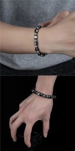 Détail de perles d'hématite noire et billes argentées sur un bracelet pour homme