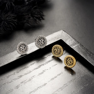 Pendientes vintage redondos con greca griega y detalle de dragón tallado