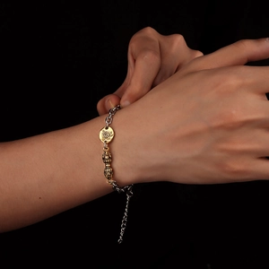 Bracciale tibetano vintage con pestello Vajra dorato e catena d'argento al polso