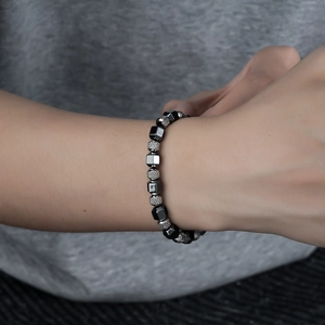 Bracelet pour hommes en perles d'hématite noires hexagonales et perles argentées