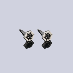Minimalistische sechseckige Sonnenohrstecker in Silberoptik mit schwarzem Edelstein