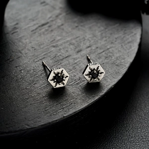 Sechseckige Sonnen-Ohrstecker aus Silber mit schwarzen Steinen im Vintage-Oxid-Stil