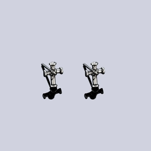 Détail de boucles d'oreilles croix en argent vintage avec texture tressée gothique et reflet miroir