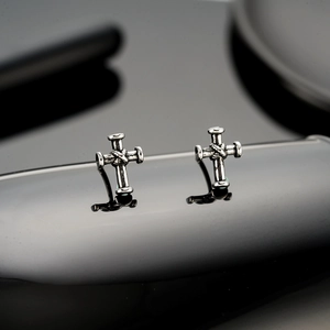 Boucles d'Oreilles Clous Croix Gothique Vintage Pour Hommes Femmes Punk Style Clou Industriel Cuivre Plaqué Argent Antique Bijoux
