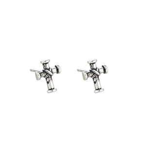 Boucles d'oreilles croix vintage en métal argenté avec design punk industriel sur fond blanc