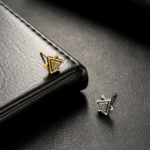 Vintage-Hexagramm-Ohrstecker mit Auge der Vorsehung in Gold und Silber auf Leder
