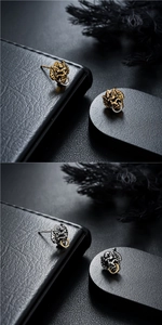 Vue macro de boucles d'oreilles bête chinoise avec finition punk et anneaux texturés