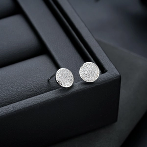 Boucles d'oreilles rondes classiques avec pavé de zircons étincelants en argent