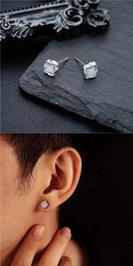 Orecchini a petalo in argento con intarsio blu su pietra e indossati dal modello