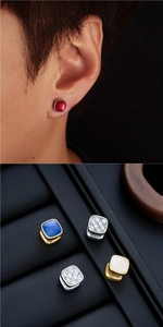 Détail de clips d'oreilles carrés en zircon avec émail rouge bleu et blanc