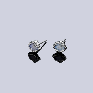 Orecchini a perno irregolari in argento con olio di goccia blu e design a stella