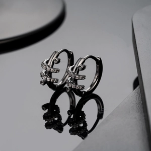 Pendientes de aro negros para hombre con tres filas de pavé de circonitas brillantes