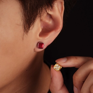 Boucles d'oreilles carrées tibétaines vintage avec émail rouge et zircons pavés dorés