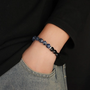 Bracciale in perline di agata blu per uomo e donna con accenti geometrici in sodalite