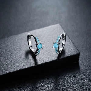 Minimalistische zilveren oorringen met ronde turquoise stenen en fonkelende zirkonia accenten