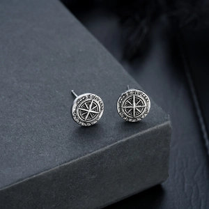 Pendientes de estrella vintage en plata con grabado náutico para un estilo unisex