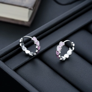 Boucles d'oreilles créoles argentées avec cœurs en émail rose dégradé pour femme