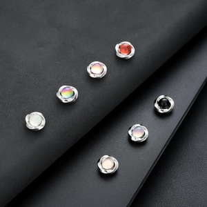 Eleganti clip magnetiche Mobius con occhio di gatto in sette colori e finitura argento