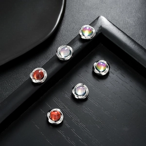 Eleganti orecchini magnetici Mobius in argento con intarsi in pietra colorata da uomo