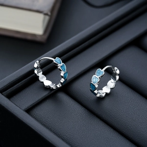 Boucles d'oreilles créoles cœur argentées avec détails en émail bleu pour un look chic