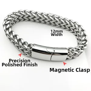 Détail montrant la largeur de 12mm, le poli fin et le fermoir magnétique du bracelet argent