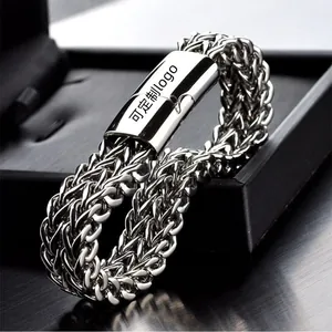 Gros plan d'un bracelet en acier inoxydable argenté avec un fermoir en métal poli