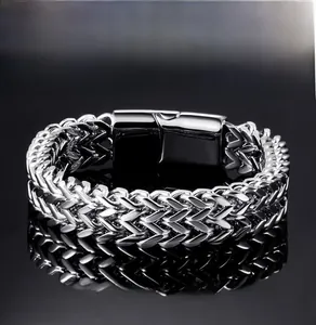 Détail d'une chaîne double couche en acier titane avec texture tissée et fermoir carré