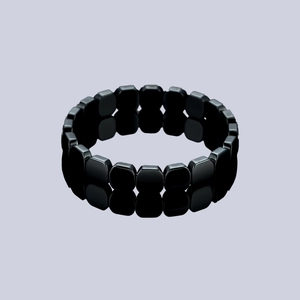 Gros plan de perles d'hématite carrées polies sur un bracelet élastique avec reflet