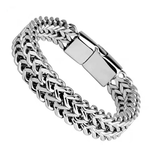 Vue détaillée du bracelet gourmette carrée à double rangée en acier titane avec fermoir