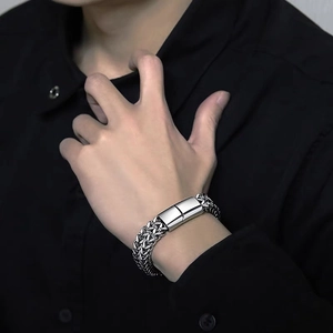 Détail du bracelet homme en acier inoxydable argenté avec chaîne de blé double et fermoir poli