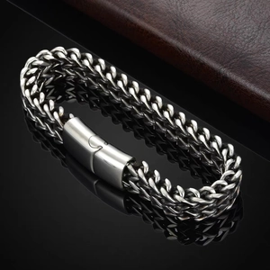Bracelet pour homme en acier inoxydable argenté avec chaîne double sur fond noir poli