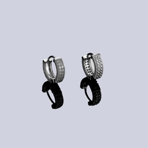 Paire de boucles d'oreilles créoles argentées avec pavé de zircons sur surface miroir