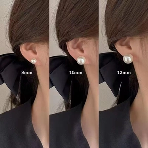 Confronto dettagliato delle dimensioni degli orecchini di perle 8mm 10mm 12mm sulla modella