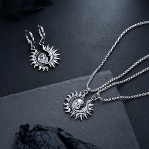 Parure collier et boucles d'oreilles soleil et lune en argent vintage sur pierre noire
