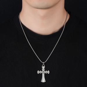 Collana con croce corona in argento vintage e catena a sfere su modello uomo