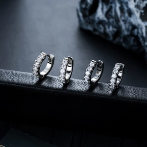 Orecchini a Cerchio Huggie con Zirconi in Rame Galvanizzato Perno in Acciaio Inossidabile Gioielli Unisex Minimalisti