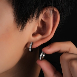 Eleganti orecchini a cerchio in argento con pavé di zirconi bianchi per un look di lusso