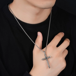 Détail du pendentif croix en acier inoxydable vintage avec pierre de zircon noir