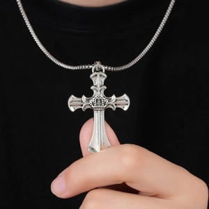 Collana con ciondolo a croce con corona retrò vintage in finitura argento antico