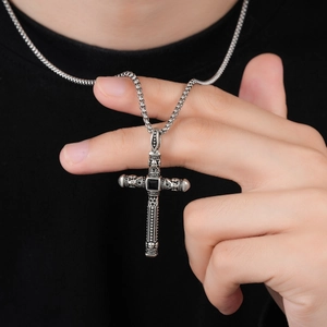 Collier croix vintage en acier inoxydable pour homme avec pierre noire et gravures