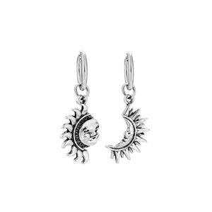 Créoles asymétriques soleil et lune en argent vintage avec design de relief sculpté