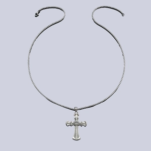 Collana vintage con pendente croce corona gotica e finitura in argento invecchiato