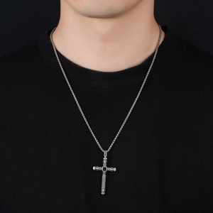 Collier croix gothique vintage en acier inoxydable pour hommes avec pierre noire