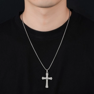 Collier avec pendentif croix en argent serti de diamants micro-pavés pour femme