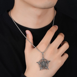 Détail du pendentif pentagramme gothique tête de mort avec finition argentée vieillie