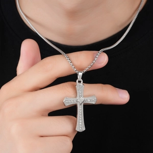 Collier à pendentif croix argenté orné de strass avec une chaîne box épaisse pour femmes